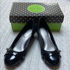 Women’s 9 Kelly & Katie black dress shoe. 1.75” wedge heel Fabric/patent leather
